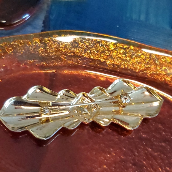 Gold Tone Pin - Picture 3 of 3